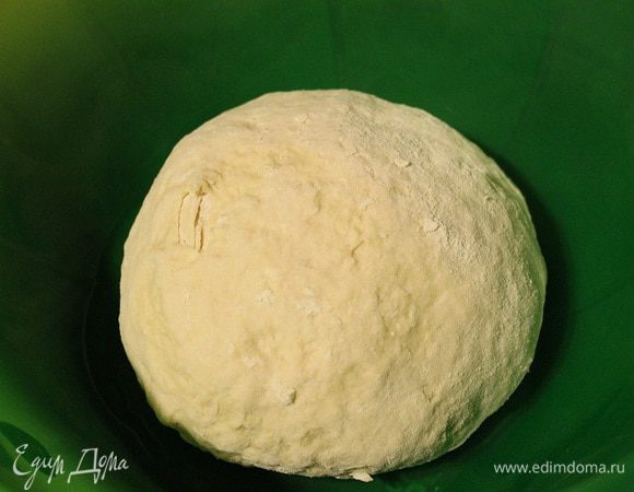 Смазать миску 1 ч. л. растительного масла, выложить в нее скатанное в шар тесто, накрыть пленкой и поставить в теплое место на 1,5-2 часа.