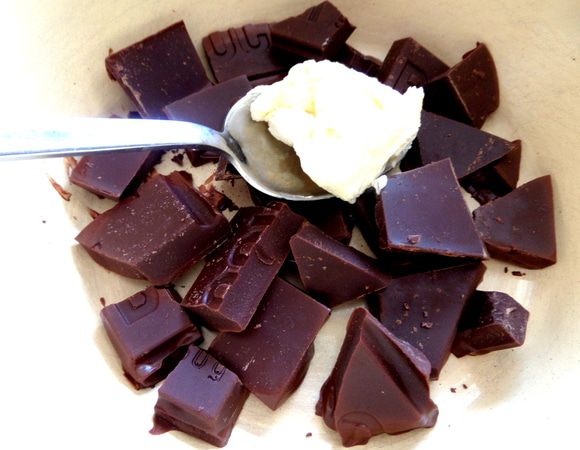 Ломаем шоколад и ставим на водяную баню с маслом. 30 г-это 1,5 ст.л. масла. Для горького шоколада добавляем сахар,я не добавляла!