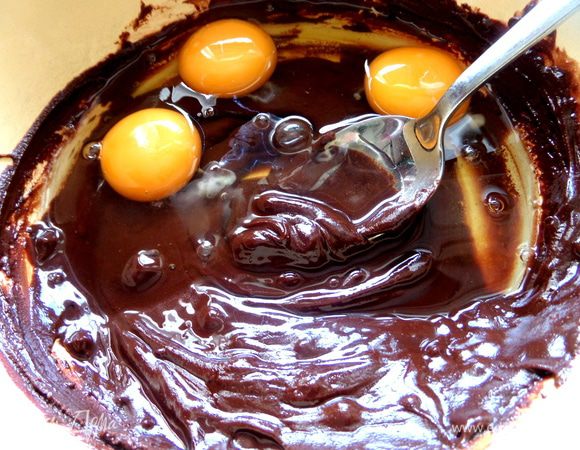 Слегка остудив шоколад,ввести яйца,перемешать. Яйца можно предварительно взбить с сахаром,но я по-быстрому,не взбивала!