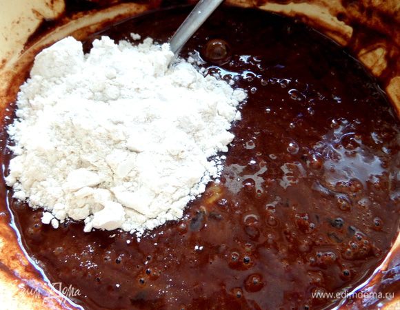 Добавим просеянную муку "Аладушкин". 