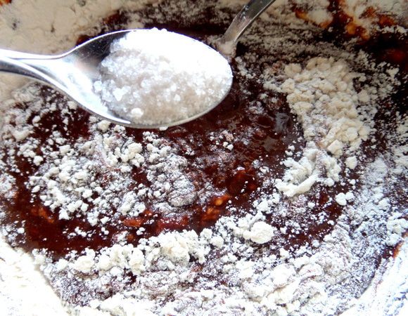 Немного ванили и разрыхлителя. Если шоколад сладкий,очень кстати будет щепотка соли для контраста. Это всё мои дополнения. В оригинале этого нет.