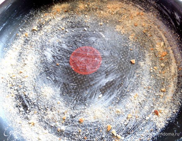 Форму 26 см смазать сливочным маслом и по желанию присыпать сухарями.