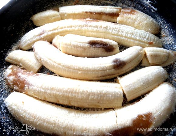 Бананы разрезаем вдоль и выкладываем на дно.