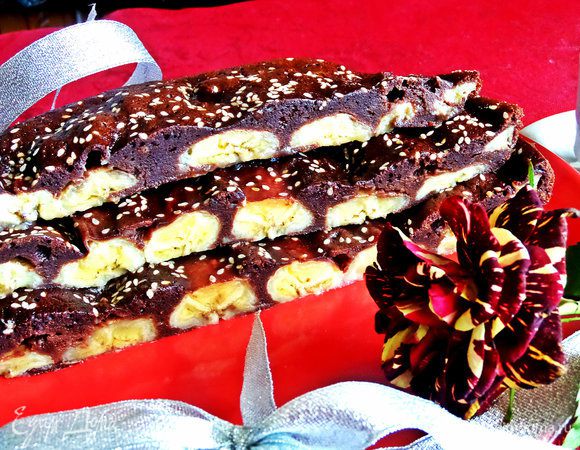 Предлагаю разрезать пирог именно вдоль бананов,так как вся красота в разрезе!