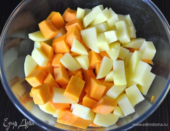 Подготовить овощи. Тыкву (у меня половина тыквы среднего размера) и картофель очистить и нарезать кубиками. Лук очистить и нарезать. Также кусочками порезать куриное филе.