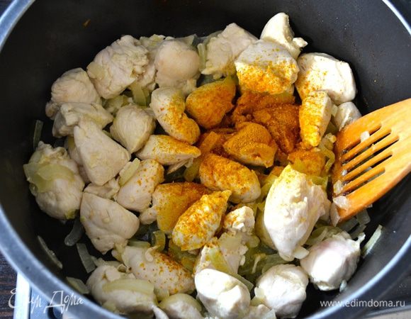 Всыпать порошок карри и дать обжариться еще 1 минуту.  