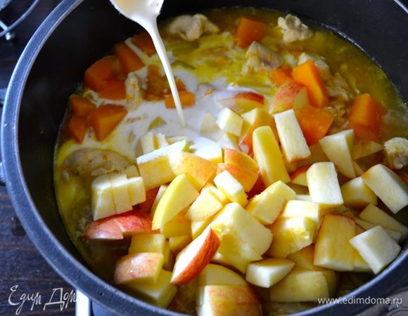 Тем временем, вымыть яблоки и нарезать кубиками (кожуру не снимать). Добавить яблоки к рагу, посолить, поперчить по вкусу, и добавить сливки. Потушить все еще 10 минут.