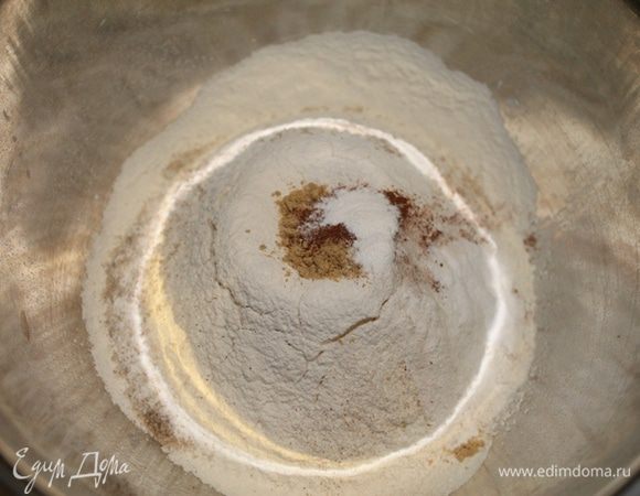 Духовку разогреть до 180 градусов.
 В чашке смешать муку , разрыхлитель, имбирь, корицу и соду.