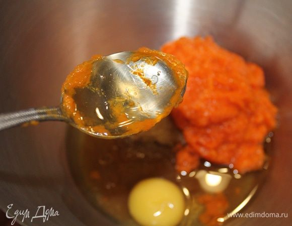 В другой чашке взбить 3 мин. пюре с сахаром, маслом, яйцом и патокой ( можно заменить на мед).
