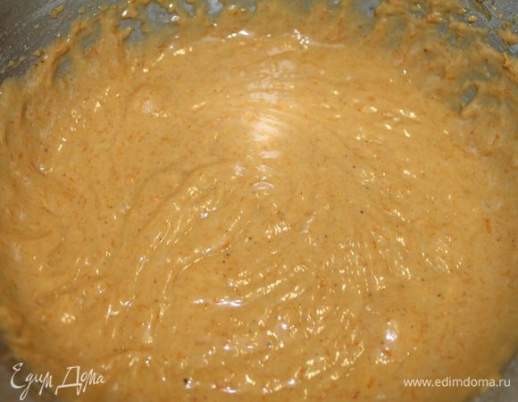 Продолжая взбивать, добавляем небольшими порциями сухие ингридиенты. Каждую новую партию перемешиваем не более полминуты.