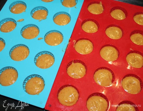 Тесто выкладываем в формы в виде не больших полусфер. И выпекаем 10 минут.