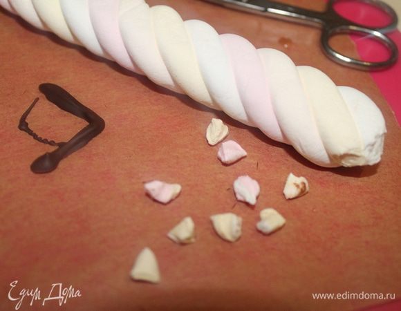 Растапливаем шоколад на водяной бане и с помощью шприца для рисования или корнетиком рисуем на пергаменте лапки наших паучков( сфотала только последнюю лапку, в процессе совсем забыла) и из зефира или маршмеллоу катаем глазки. Лапки убираем в морозилку.