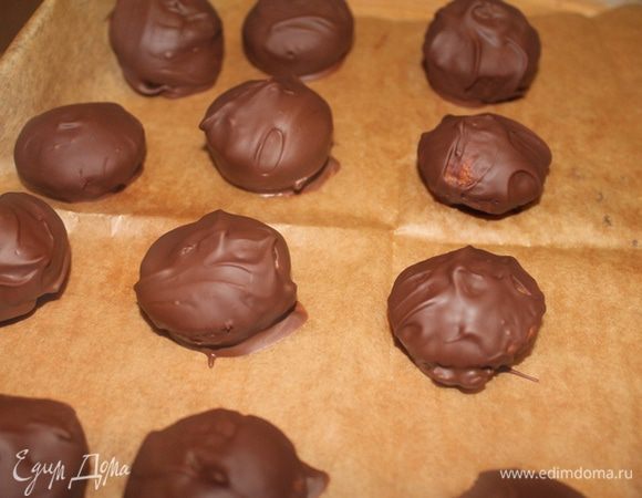 Наши круглые заготовки паучков окунаем в глазурь и выкладываем на пергамент. Глазки лучше приклеить сразу, пока шоколад еще не застыл. Убираем в морозилку . Даем шоколаду застыть .