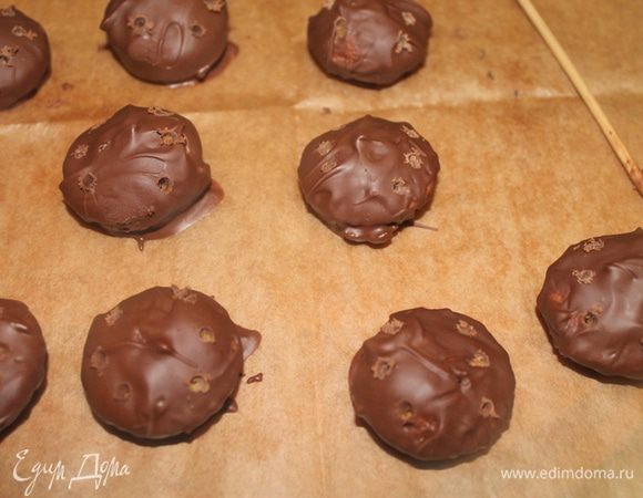 Затем достаем заготовки и с помощью шпажки делаем дырочки для лапок ( сколько ножек у паучка решать вам). Снова убираем в морозилку.