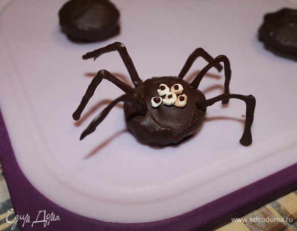 Далее, не большими партиями ( по 2-3 шт.) достаем из морозилки заготовки и вставляем лапки. Сделали паучка- убрали в морозильник , и т. д. 