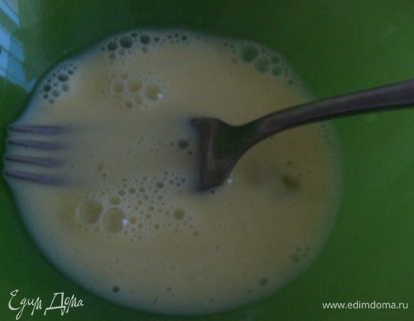 Белки отделить от желтков. Белки нам пригодятся позже.
Желтки взболтать вилочкой со сливками.