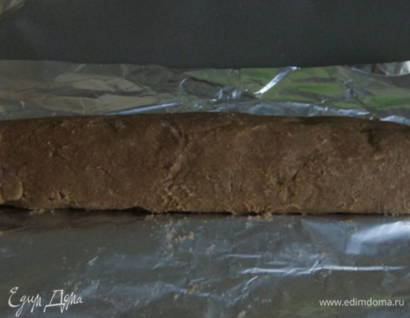 Добавить яйца со сливками и замесить тесто. Разделить его на колбаски и убрать на час-два в холодильник.