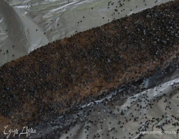 Когда тесто охладится, смазать слегка взболтанным белком и обсыпать смесью мака и сахара.