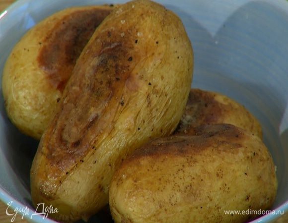 Картофель помыть и отварить или запечь в мундире.