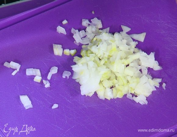 Лук почистить и мелко порубить.