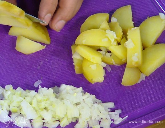 Готовый картофель почистить и нарезать ломтиками.