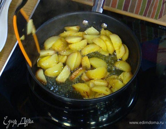 Разогреть в сковороде оливковое и сливочное масло и обжарить картофель до золотистой корочки.