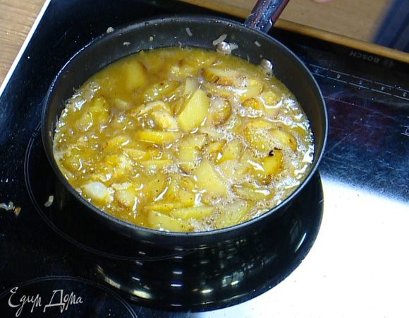 Яйца разбить, посолить, поперчить, перемешать вилкой и вылить на картофель с луком. Жарить омлет, слегка подвигая его лопаткой.