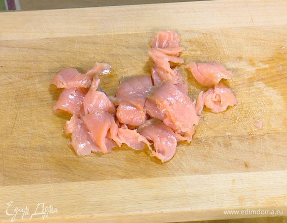 Семгу крупно порезать.