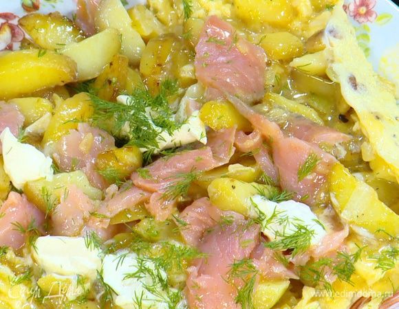 В омлет выложить семгу, сливочный сыр, посыпать измельченным укропом и снять сковороду с огня.