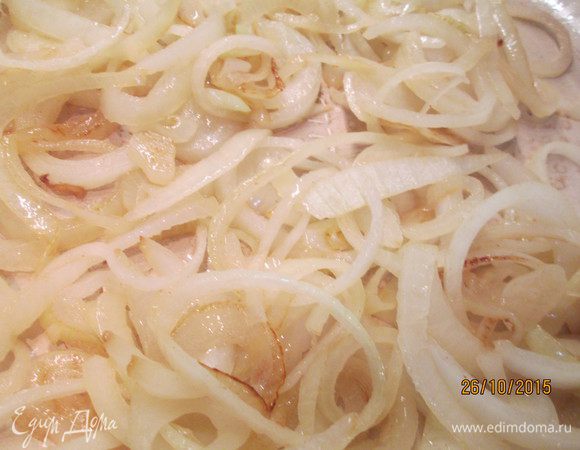 Лук обжариваем до золотистой корочки на топленом масле.