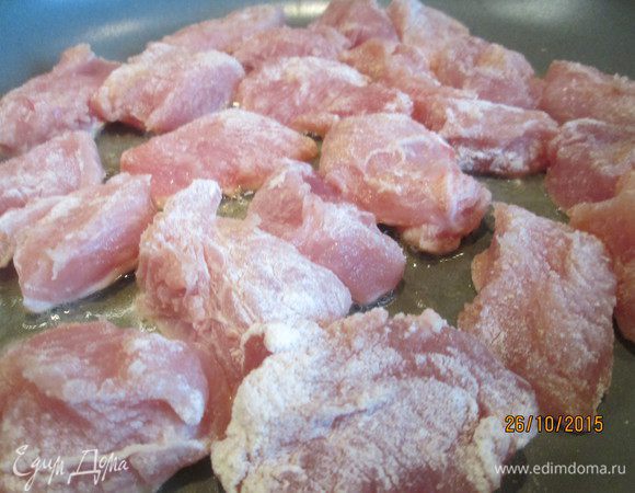 Далее, обваляв кусочки мяса в муке, обжарим его.