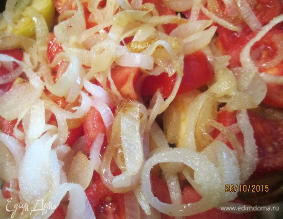 Теперь выбираем способ приготовления: в духовке или мультиварке.
Складываем все обжаренные ингредиенты в следующем порядке: яблоки, помидоры, лук - сверху мясо, затем все оставшиеся овощи и яблоки выкладываем сверху на мясо и заливаем вином.
Выпекаем при 180*С 30-40 минут. Я готовлю его в мультиварке на программе "Тушение".