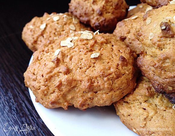 Выпекать при температуре 200 градусов 10-15 минут, до коричневатой корочки. Готовому печенью дать остыть и подавайте к столу.