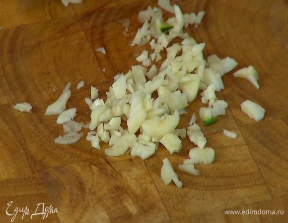 Чеснок почистить, раздавить плоской стороной ножа и мелко порубить.