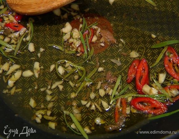 Добавить к чесноку листья розмарина (немного оставить), перец чили и анчоусы, все перемешать, влить оставшееся оливковое масло и слегка прогреть все вместе на медленном огне.