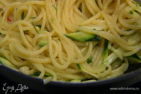 Готовые спагетти выложить в сковороду с чесноком и анчоусами, добавить цукини, все перемешать и еще немного прогреть.