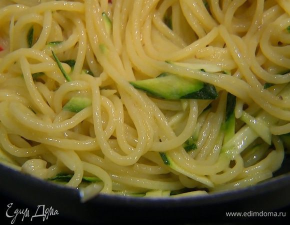Готовые спагетти выложить в сковороду с чесноком и анчоусами, добавить цукини, все перемешать и еще немного прогреть.
