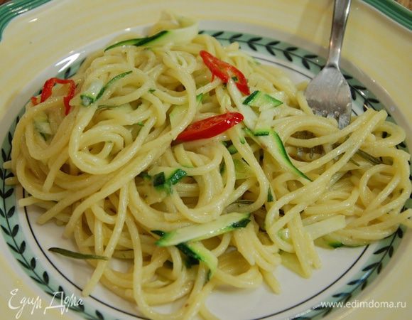 Оставшиеся листья розмарина очень мелко порубить, добавить к пасте, затем выключить огонь и все перемешать.