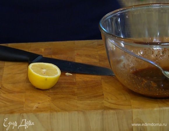 Из половинки лимона выжать 2 ст. ложки сока.