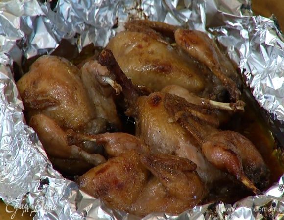 Запекать перепелок в разогретой духовке 15 минут, затем фольгу раскрыть и готовить еще 10–15 минут.