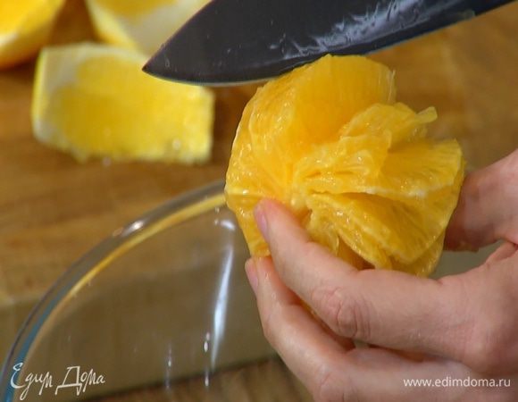 Апельсин почистить и вырезать мякоть, сохранив выделившийся при этом сок.