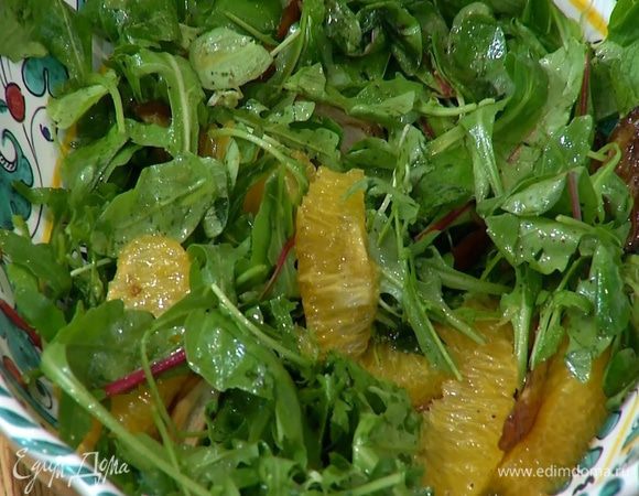 Приготовить салат: апельсиновую мякоть с соком полить медом, оливковым маслом Extra Virgin и наршарабом, все перемешать, затем добавить салатный микс, финики и порванные руками листья мяты, все посолить, поперчить и еще раз перемешать.