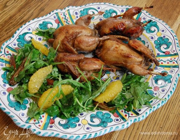 Подавать запеченных перепелок с салатом.