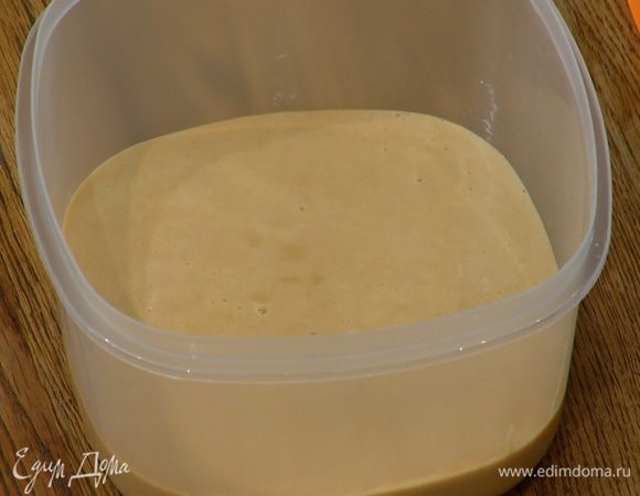 Перелить массу в контейнер, закрыть крышкой и отправить в морозильник, периодически перемешивая, или приготовить в машинке для мороженого.