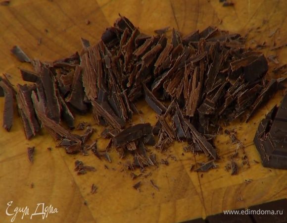 Шоколад нарезать тонкой стружкой.