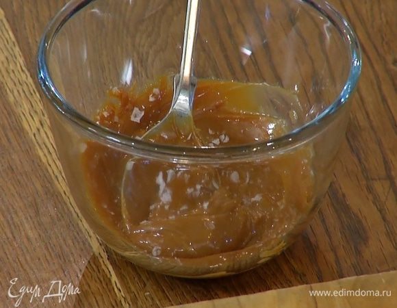 Оставшуюся вареную сгущенку посыпать солью.