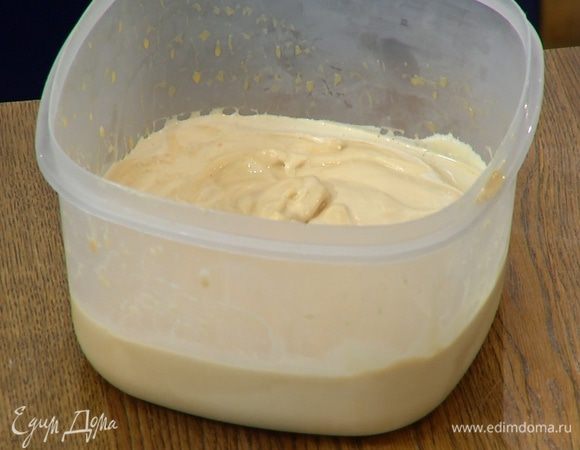 В застывшее мороженое добавить шоколадную стружку и перемешать.