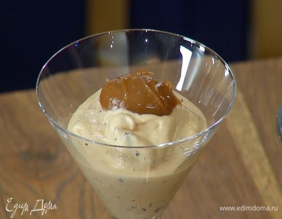 Мороженое поместить в прозрачные бокалы, сверху выложить по 1 ч. ложке сгущенки с солью.