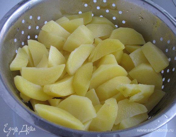 Нарезать дольками. Вскипятить воду, выложить картофель и варить ровно две минуты после закипания. Картофель откинуть на дуршлаг и промыть холодной водой.
