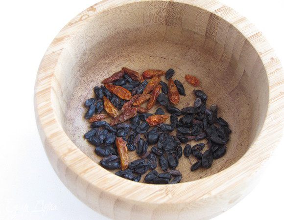 Подготовим специи. У меня не было молотого барбариса, поэтому использовала сушеный, измельчив его в ступке вместе с сухим жгучим перцем.